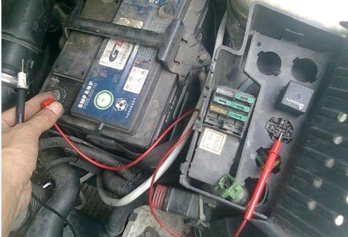 更換保險(xiǎn)絲先關(guān)掉總電源 更換保險(xiǎn)絲先關(guān)掉總電源